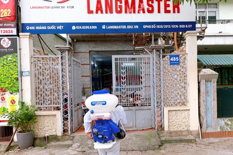 HBR HOLDINGS CHỦ ĐỘNG PHUN DỊCH KHỬ TRÙNG PHÒNG CHỐNG DỊCH COVID-19