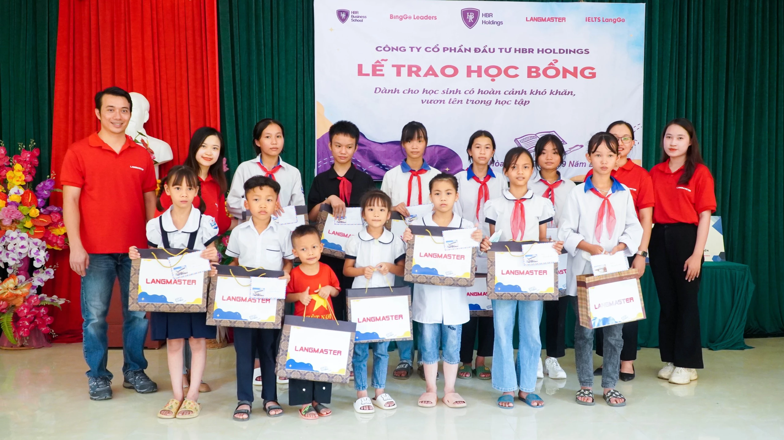 Lễ trao học bổng cho trường mầm non, TH & THCS Vĩnh Tiến