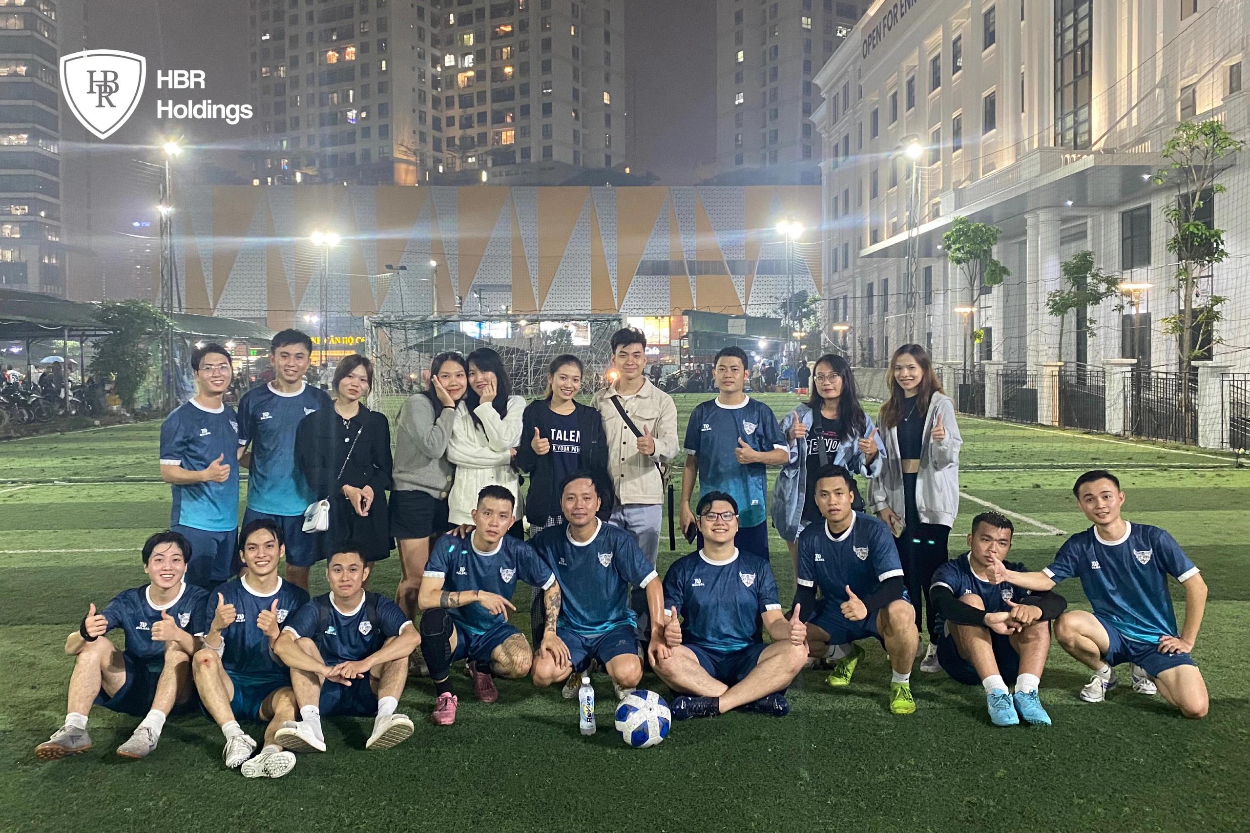 CLB Bóng đá HBR Holdings: Trận giao hữu kinh điển giữa cơn mưa tháng 11