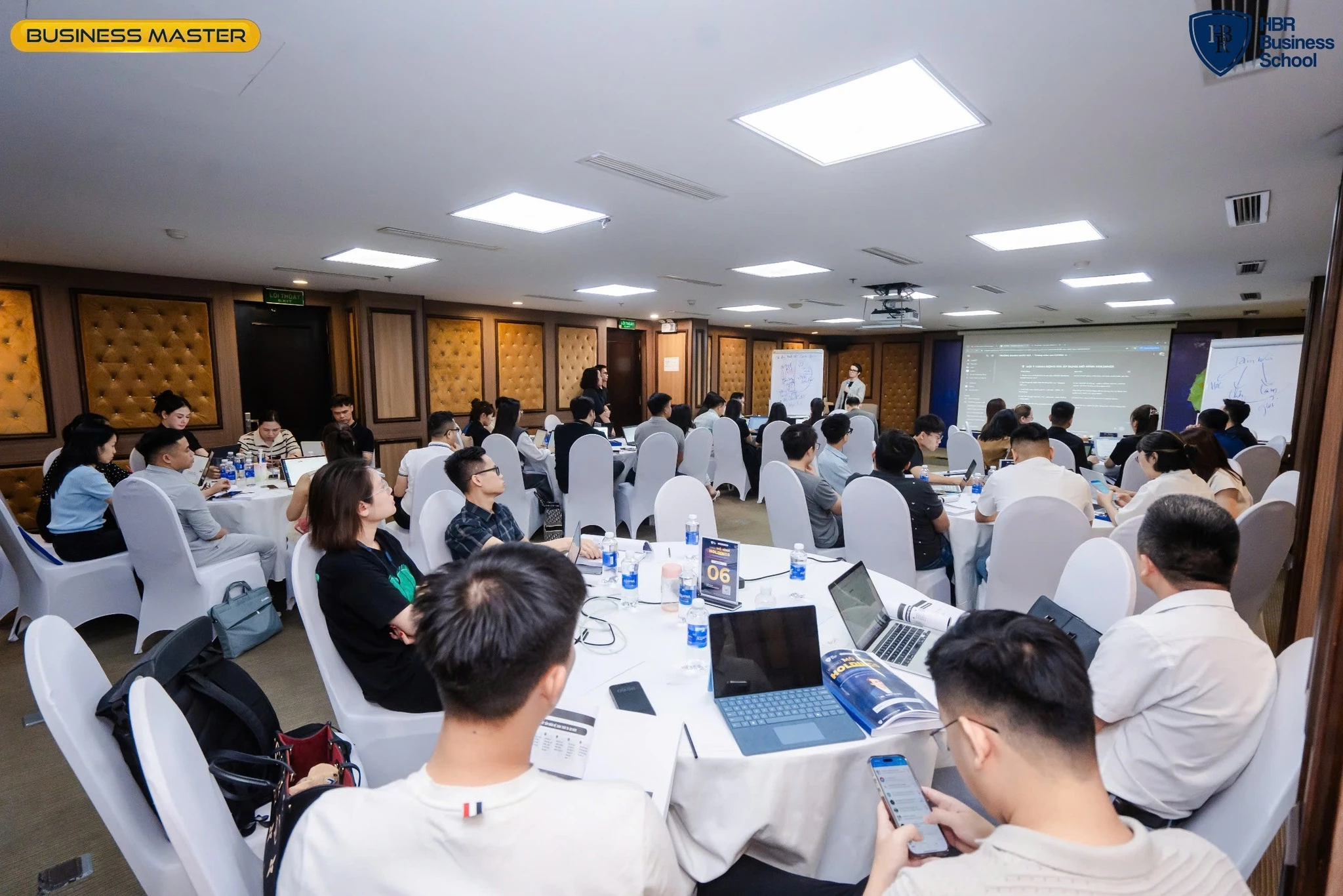 Đào tạo nhân sự liên tục qua các khóa học, workshop nội bộ / bên ngoài tổ chức