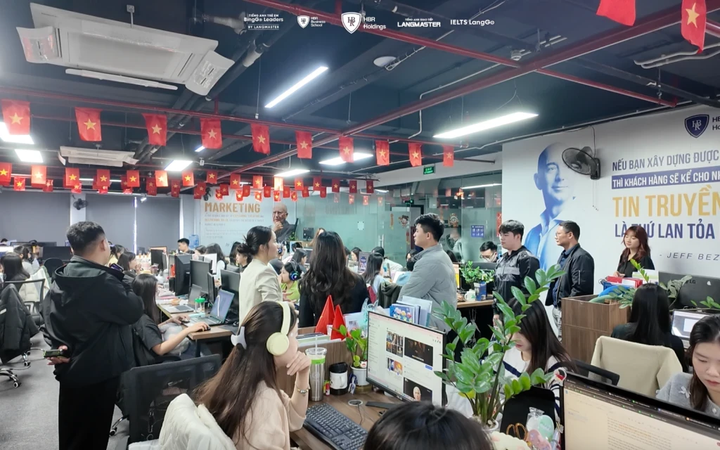 Trải nghiệm không gian làm việc hiện đại và chuyên nghiệp giúp sinh viên định hình rõ nét về mục tiêu sự nghiệp tương lai