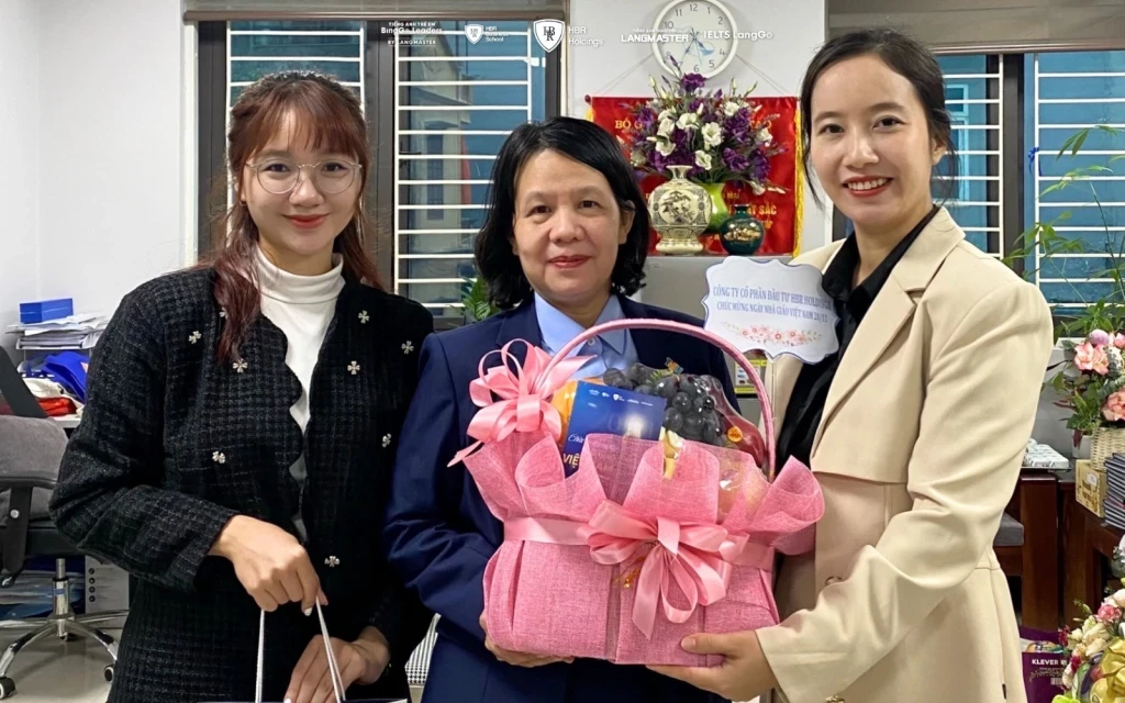 HBR Holdings gửi lời chúc sức khỏe và nhiệt huyết tới quý thầy cô Đại học Thương Mại, tiếp tục sứ mệnh dẫn dắt thế hệ trẻ.