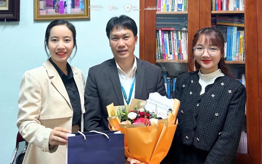 Đại diện tập đoàn ghi nhận và tri ân những cống hiến thầm lặng của thầy cô tại Học viện Tài Chính trong sự nghiệp trồng người.