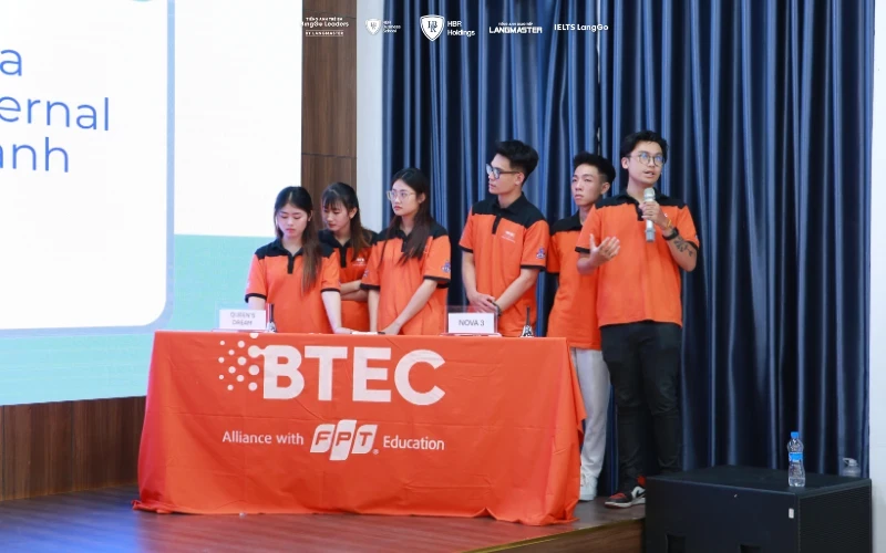 Các đội chơi tập trung trí tuệ và thể hiện kỹ năng giải quyết vấn đề xuất sắc trong phần thi trả lời.