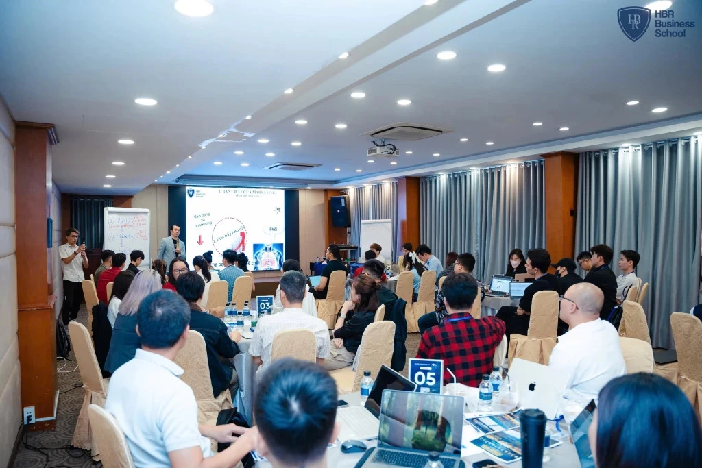 Không khí học tập tập trung kết hợp thảo luận nhóm thực chiến và làm kịch bản ứng dụng AI trực quan của các học viên tại hội trường TPHCM.