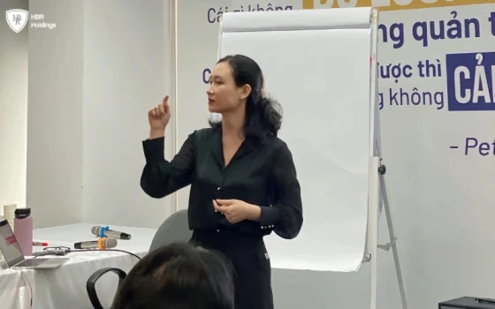 Diễn giả Ms. Khánh Ngân chủ trì buổi đàm thoại chuyên sâu về chủ đề tư vấn và nhận diện hành vi tiêu dùng thời đại mới.