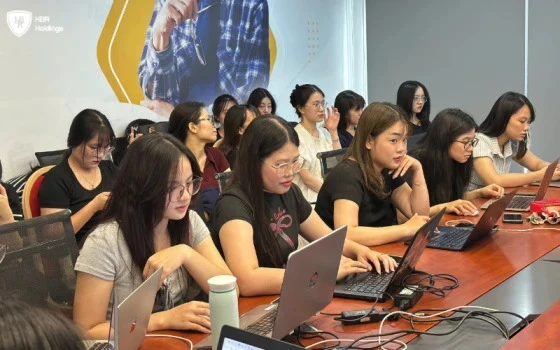 Không khí tập trung học tập cao độ và ghi chép kiến thức cẩn thận của các nhân sự tại hội trường huấn luyện.