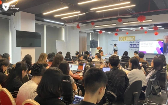 Các thành viên phòng kinh doanh có mặt từ rất sớm để chuẩn bị đầy đủ trang thiết bị cho chương trình đào tạo.