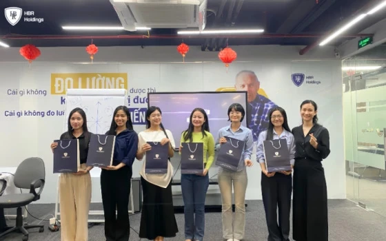 Ban lãnh đạo trao tặng những phần quà giao lưu ý nghĩa cho các cá nhân xuất sắc đạt hiệu suất cao trong buổi học.