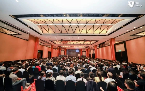 Toàn cảnh hội trường quy mô lớn tại TPHCM nơi các nhà quản lý tham gia học tập nghiêm túc để đón đầu xu hướng AI.