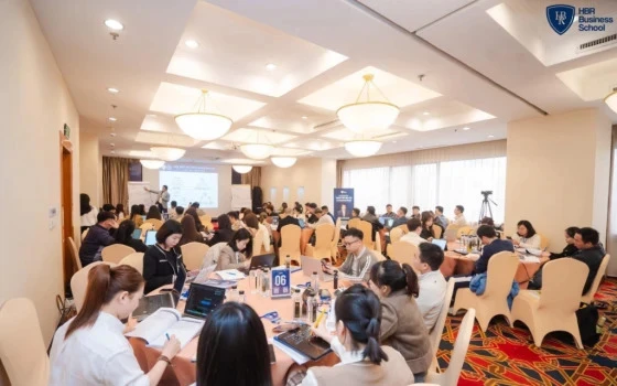 Các học viên tập trung thảo luận theo đội nhóm để thực hành lập kịch bản ứng dụng siêu trợ lý AI vào doanh nghiệp.