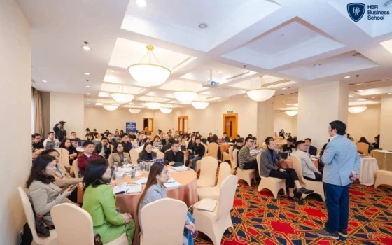 Chủ tịch HBR Holdings truyền tải tư duy làm chủ công nghệ AI thực chiến đến đông đảo các nhà quản lý tại Hà Nội.