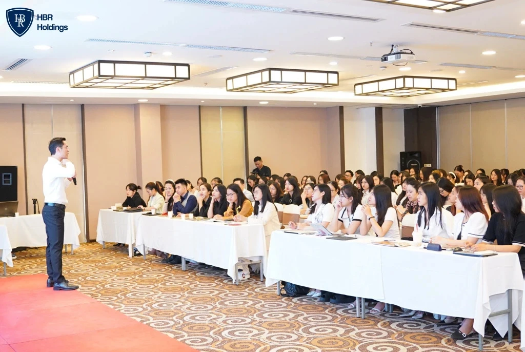 Đội ngũ HBR Holdings tham gia đào tạo ứng dụng AI trong công việc.