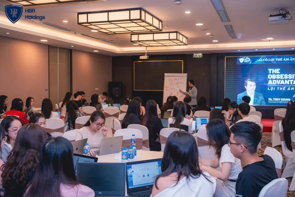Đội ngũ HBR Holdings thực hành trực tiếp tại chương trình AI In Action.